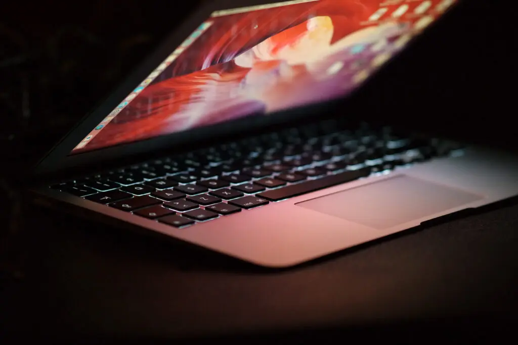 U00c5pen Laptop Pu00e5 Mu00f8rk Flate, Nu00e6rbilde u00c5pen laptop pu00e5 mu00f8rk flate, nu00e6rbilde